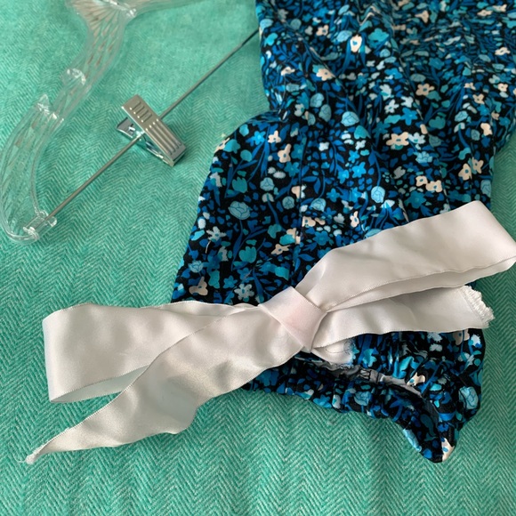 Valerie Stevens Pants - Valerie Stevens Blue Floral Pants With Bows on Legs.